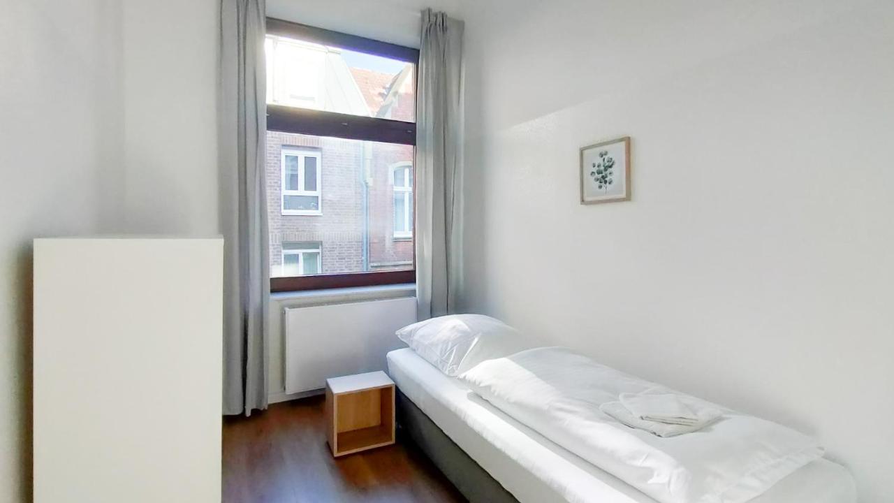 Apartment Raj Living - With 2 , 3 And 6 - 15 Min To Messe Dus And Old Town Dus Dusseldorf
