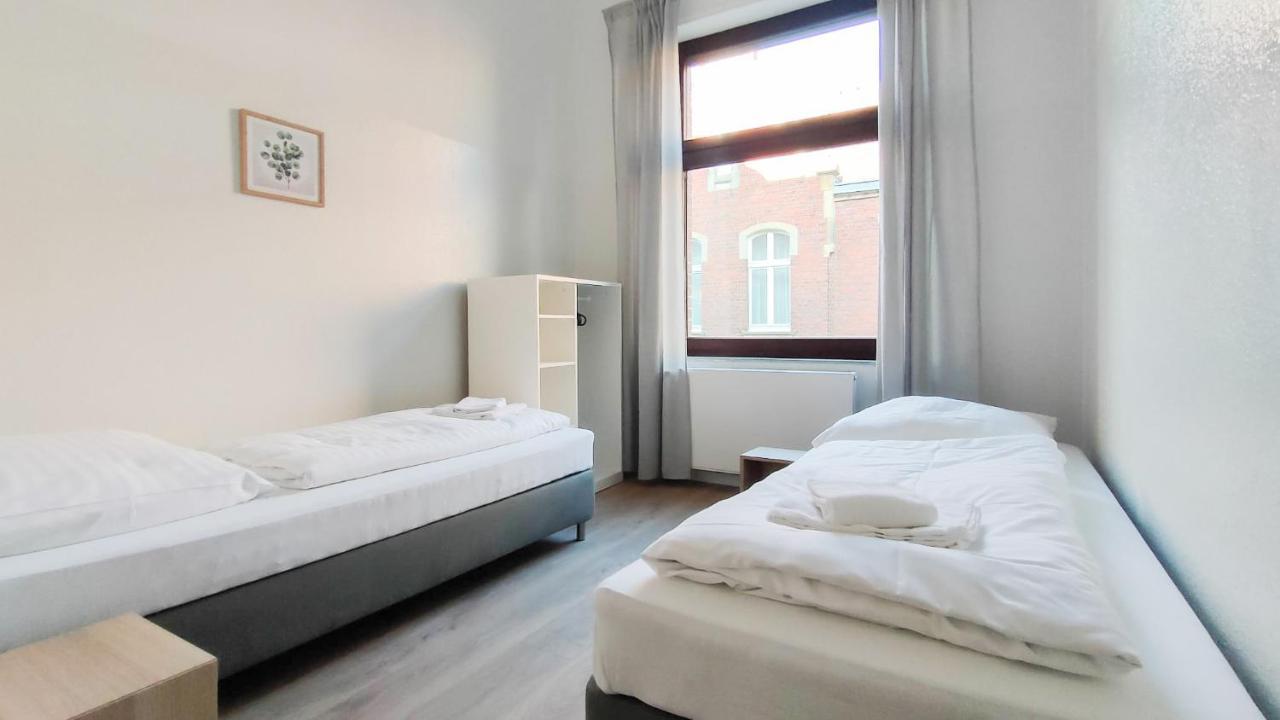 Apartment Raj Living - With 2 , 3 And 6 - 15 Min To Messe Dus And Old Town Dus Dusseldorf